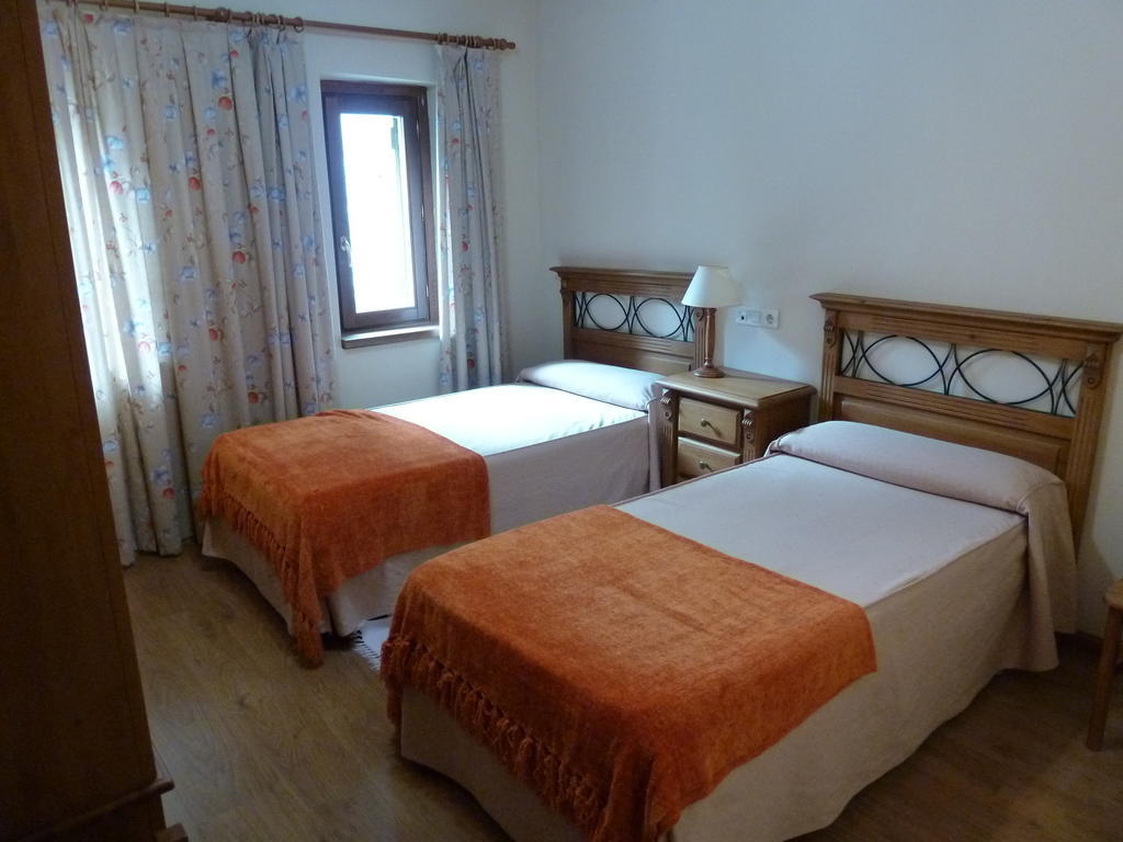 Apartahotel Faure Sallent de Gállego Rum bild