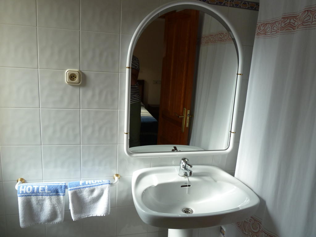 Apartahotel Faure Sallent de Gállego Rum bild